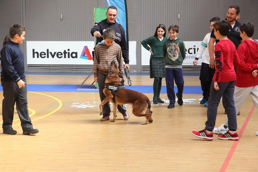 Iª Exhibición de la Unidad Canina de la Policía Local - Imagen de un momento de la exhibición en la que también participan unos niños.