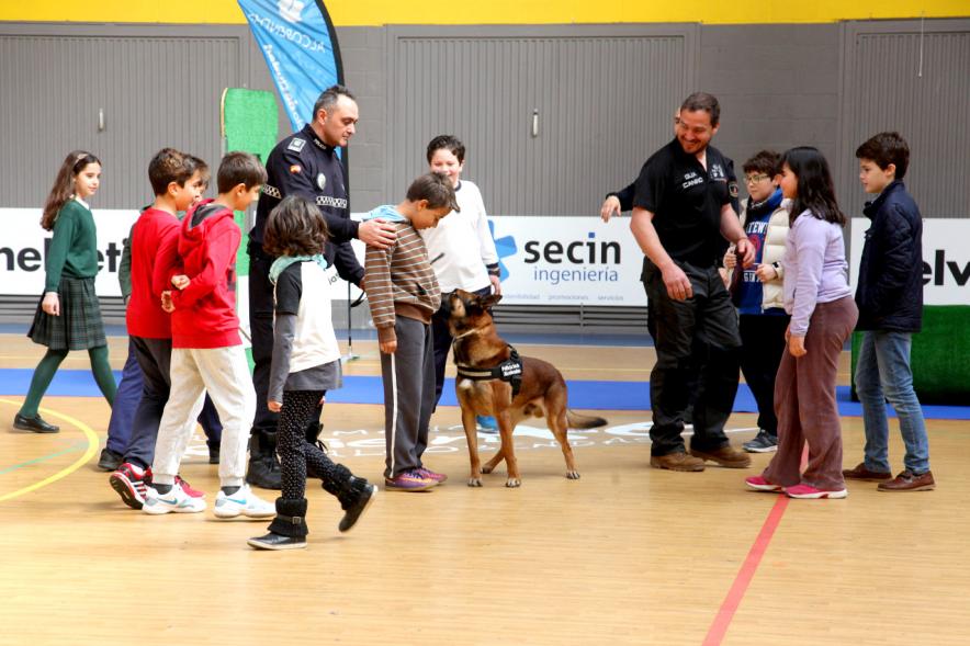 Iª Exhibición de la Unidad Canina de la Policía Local - Imagen de un momento de la exhibición en la que también participan unos niños.