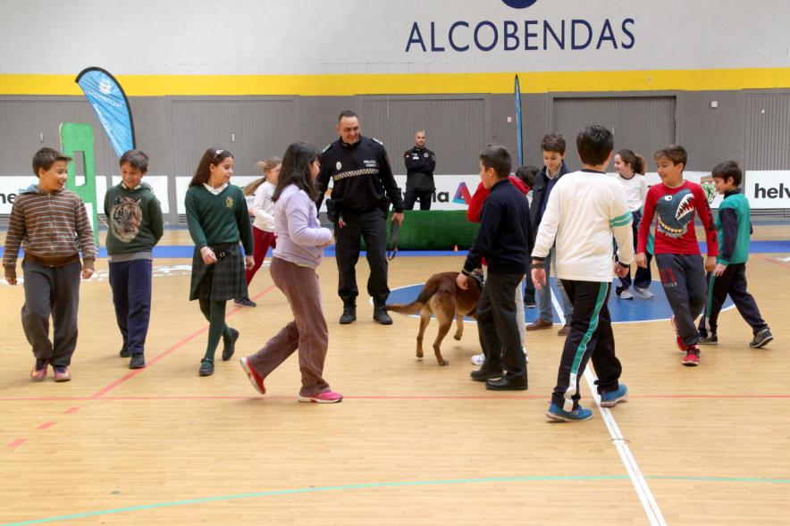 Iª Exhibición de la Unidad Canina de la Policía Local - Imagen de un momento de la exhibición en la que también participan unos niños.