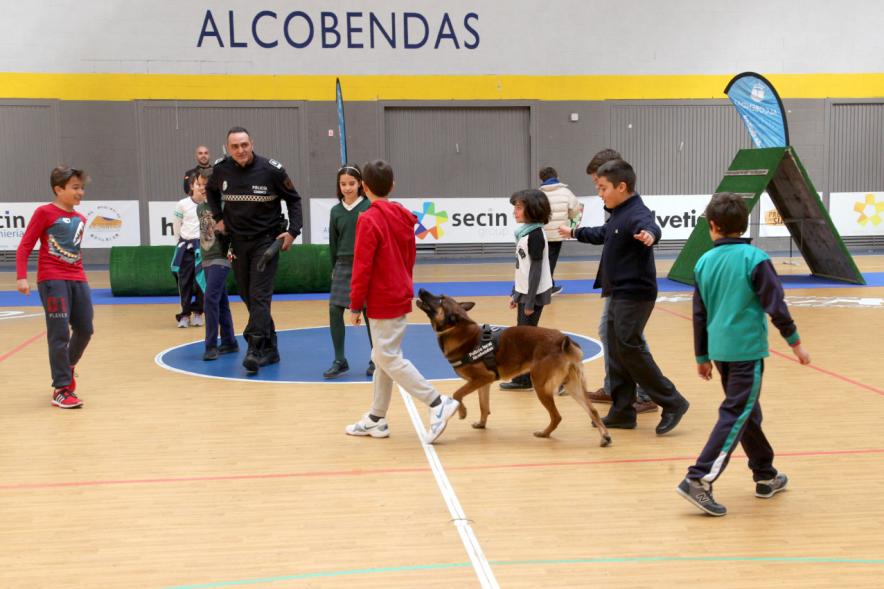 Iª Exhibición de la Unidad Canina de la Policía Local - Imagen de un momento de la exhibición en la que también participan unos niños.
