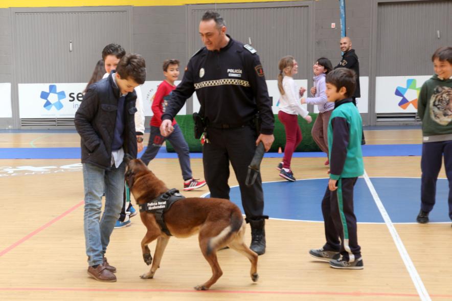 Iª Exhibición de la Unidad Canina de la Policía Local - Imagen de un momento de la exhibición en la que también participan unos niños.