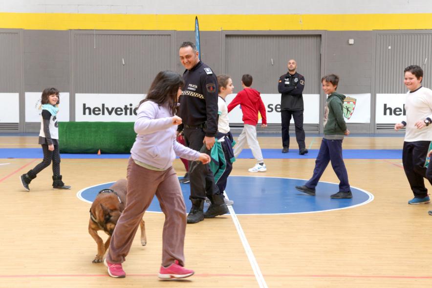 Iª Exhibición de la Unidad Canina de la Policía Local - Imagen de un momento de la exhibición en la que también participan unos niños.