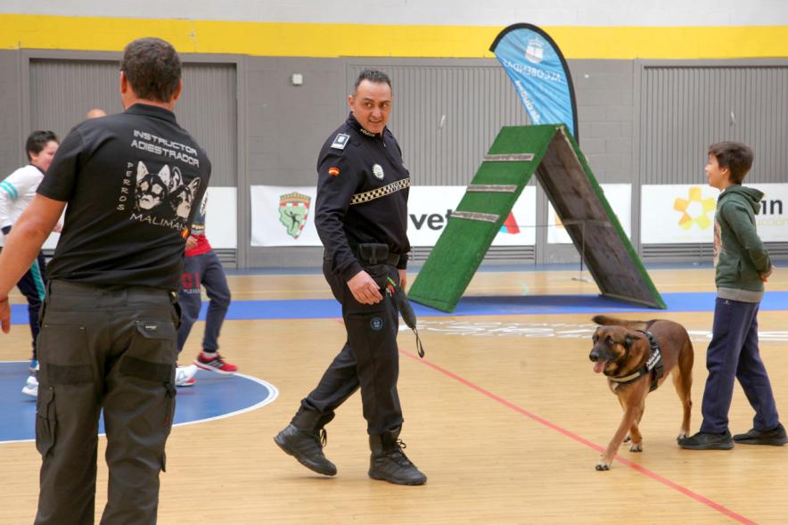 Iª Exhibición de la Unidad Canina de la Policía Local - Imagen de un momento de la exhibición en la que también participan unos niños.