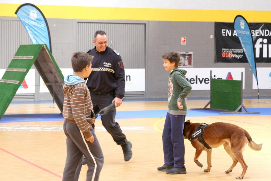 Iª Exhibición de la Unidad Canina de la Policía Local - Imagen de un momento de la exhibición en la que también participan unos niños.