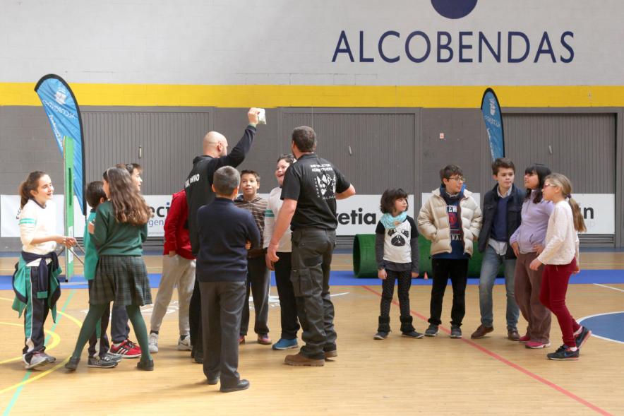 Iª Exhibición de la Unidad Canina de la Policía Local - Imagen de un momento de la exhibición en la que también participan unos niños.