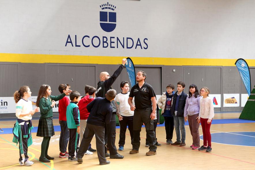 Iª Exhibición de la Unidad Canina de la Policía Local - Imagen de un momento de la exhibición en la que también participan unos niños.