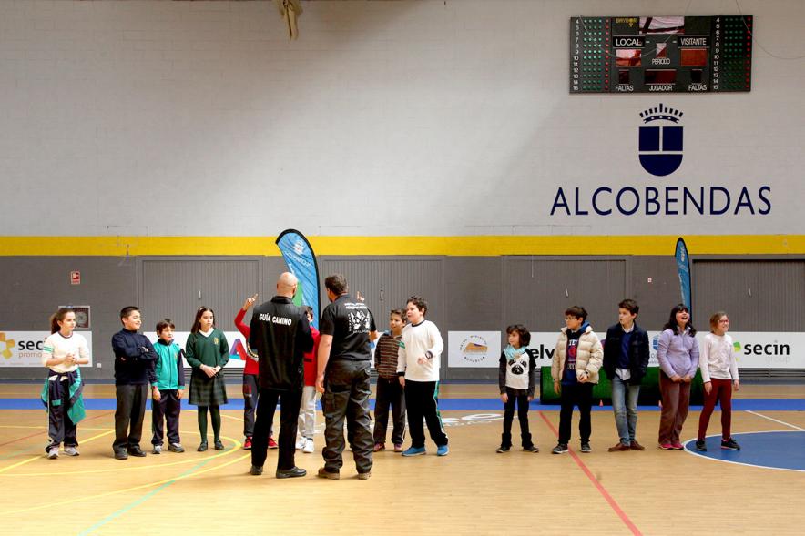 Iª Exhibición de la Unidad Canina de la Policía Local - Imagen de un momento de la exhibición en la que también participan unos niños.