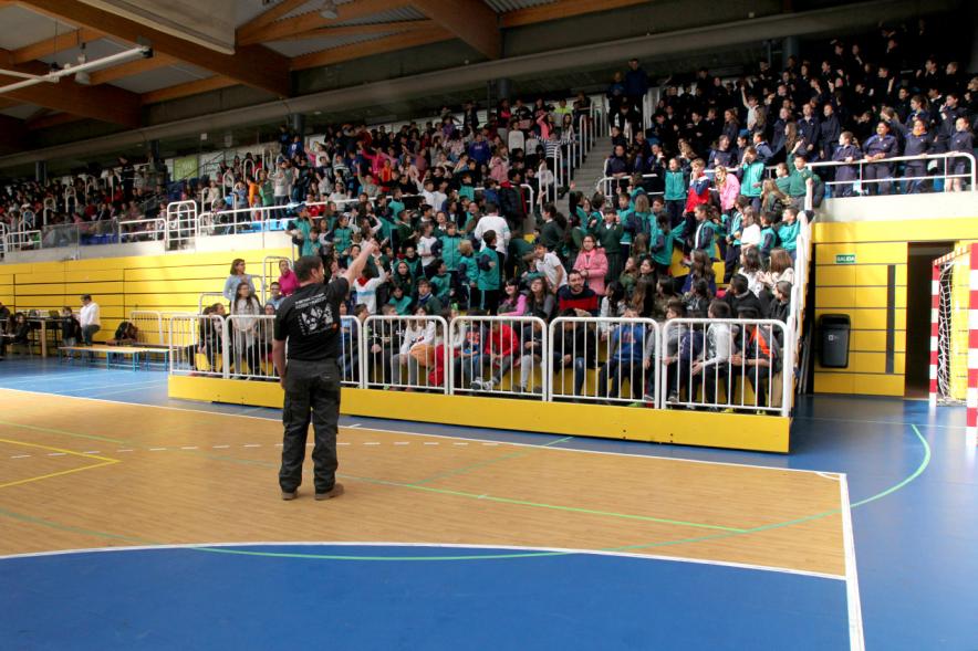 Iª Exhibición de la Unidad Canina de la Policía Local - Imagen de un policía en un momento de la exhibición.