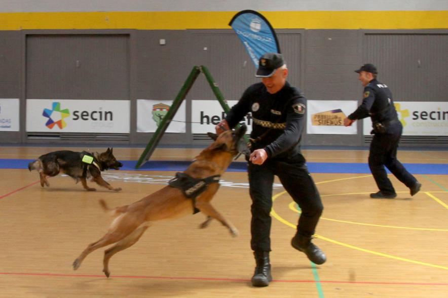 Iª Exhibición de la Unidad Canina de la Policía Local - Imagen de un policía junto a su perro en un momento de la exhibición.