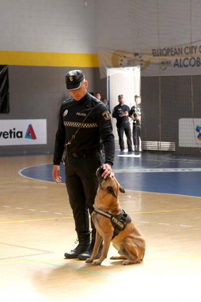 Iª Exhibición de la Unidad Canina de la Policía Local - Imagen de un policía junto a su perro en un momento de la exhibición.