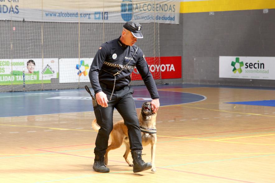 Iª Exhibición de la Unidad Canina de la Policía Local - Imagen de un policía junto a su perro en un momento de la exhibición.