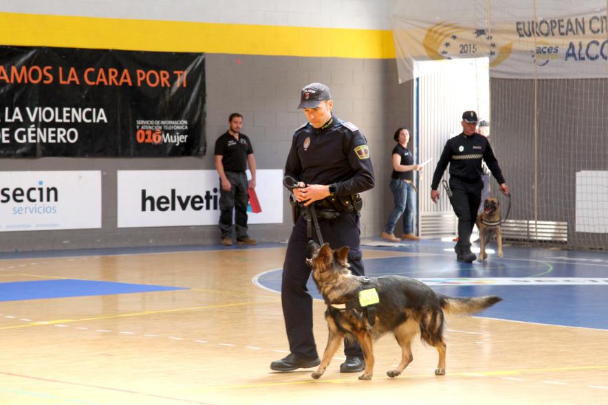 Iª Exhibición de la Unidad Canina de la Policía Local - Imagen de un policía junto a su perro en un momento de la exhibición.
