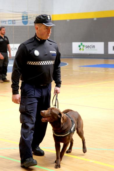 Iª Exhibición de la Unidad Canina de la Policía Local - Imagen de un policía junto a su perro en un momento de la exhibición.