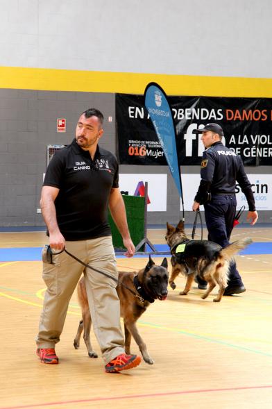 Iª Exhibición de la Unidad Canina de la Policía Local - Imagen de un policía junto a su perro en un momento de la exhibición.