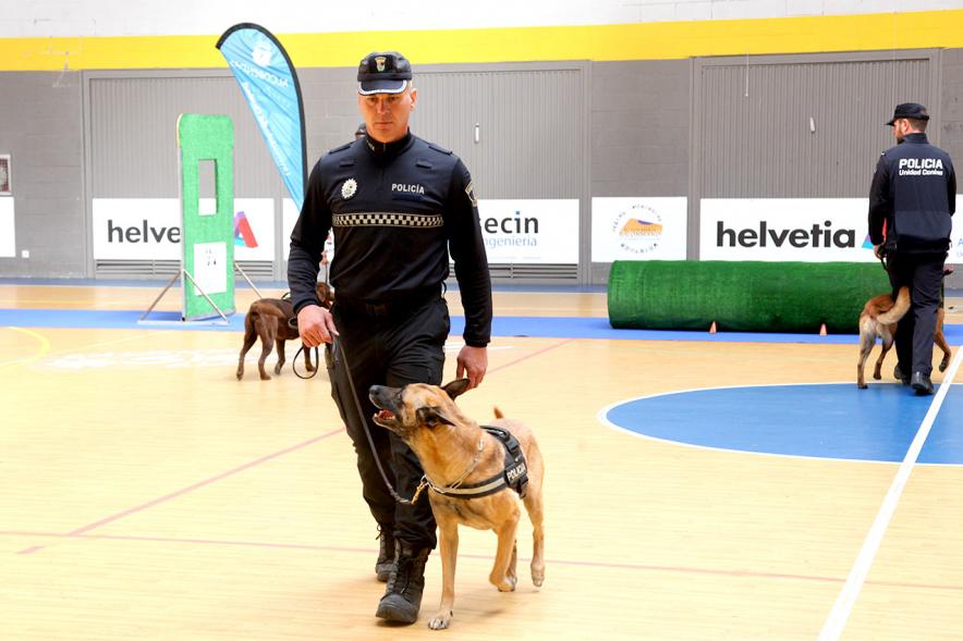Iª Exhibición de la Unidad Canina de la Policía Local - Imagen de un policía junto a su perro en un momento de la exhibición.