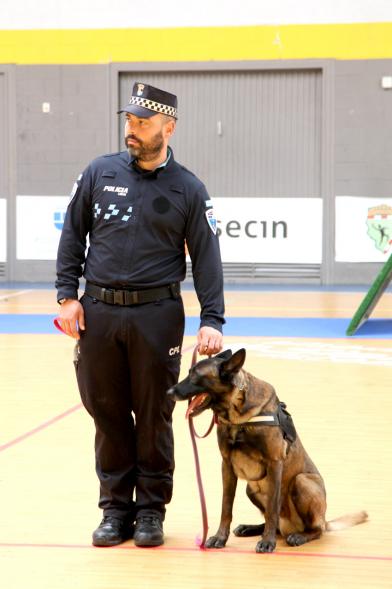 Iª Exhibición de la Unidad Canina de la Policía Local - Imagen de un policía junto a su perro en un momento de la exhibición.
