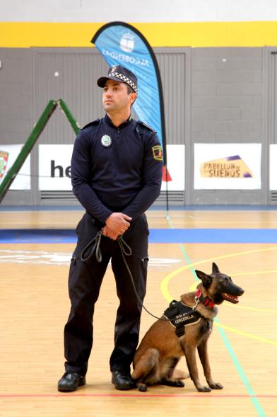 Iª Exhibición de la Unidad Canina de la Policía Local - Imagen de un policía junto a su perro en un momento de la exhibición.