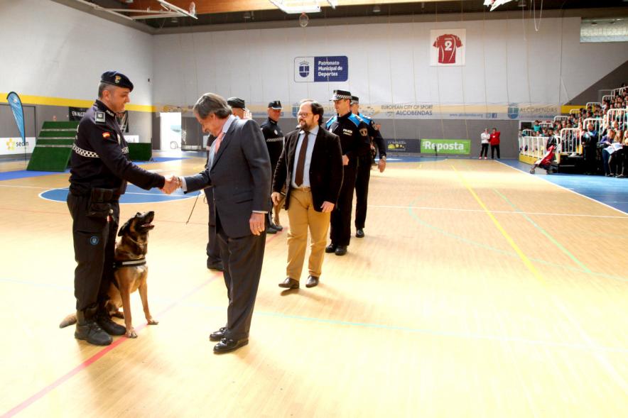 Iª Exhibición de la Unidad Canina de la Policía Local - Imagen del alcalde García de Vinuesa y otras personas saludando a los policías que han participado en la exhibición.
