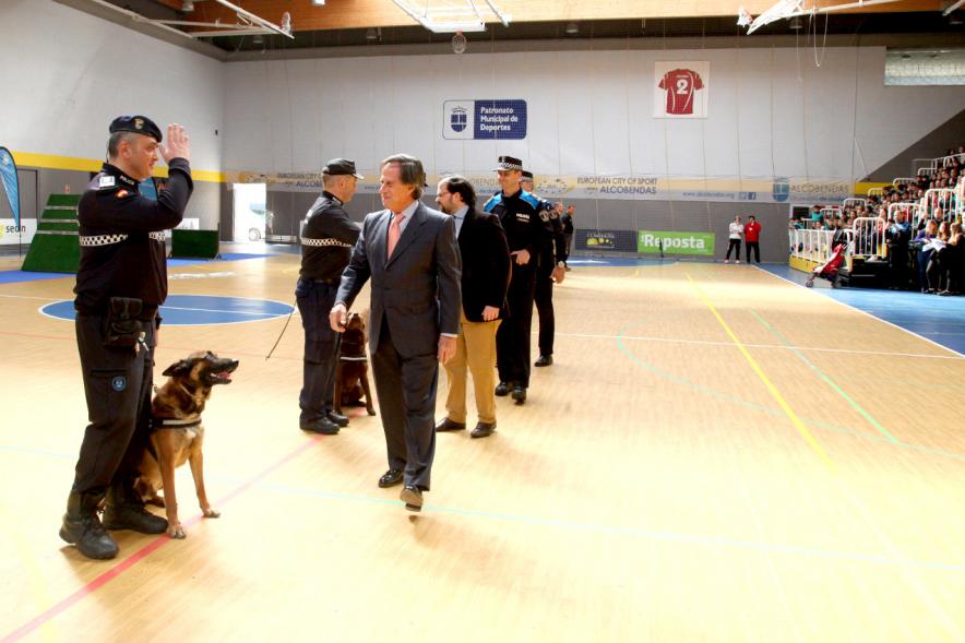 Iª Exhibición de la Unidad Canina de la Policía Local - Imagen del alcalde García de Vinuesa y otras personas saludando a los policías que han participado en la exhibición.