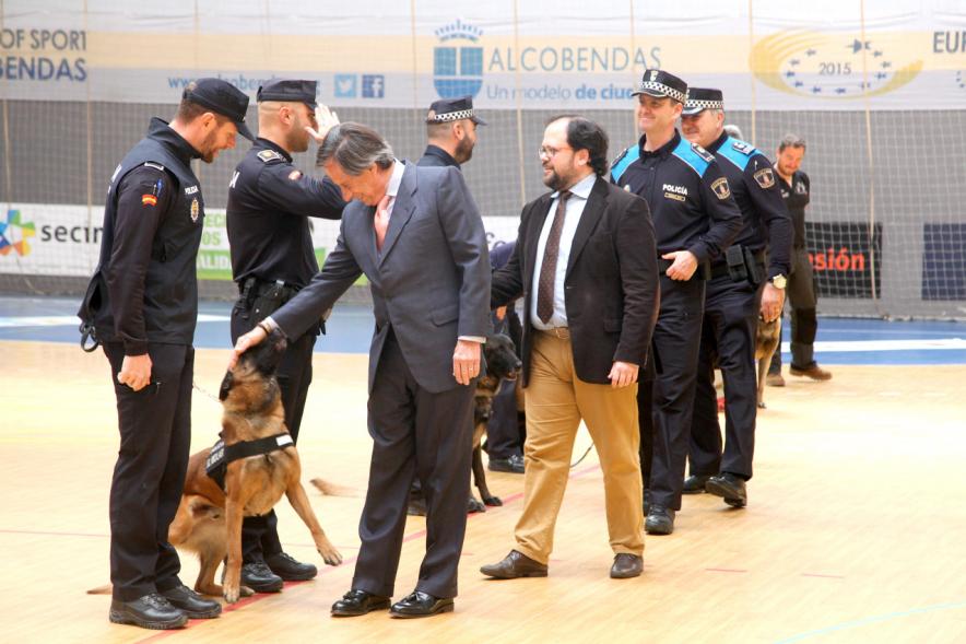 Iª Exhibición de la Unidad Canina de la Policía Local - Imagen del alcalde García de Vinuesa y otras personas saludando a los policías que han participado en la exhibición.