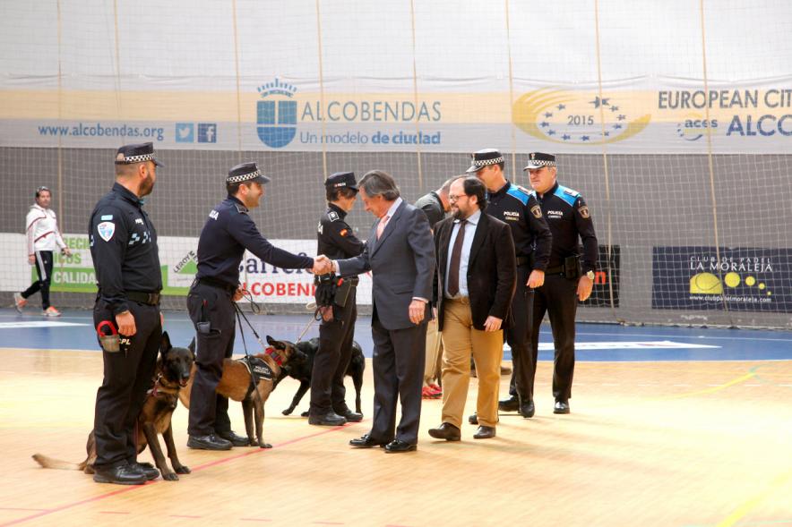 Iª Exhibición de la Unidad Canina de la Policía Local - Imagen del alcalde García de Vinuesa y otras personas saludando a los policías que han participado en la exhibición.