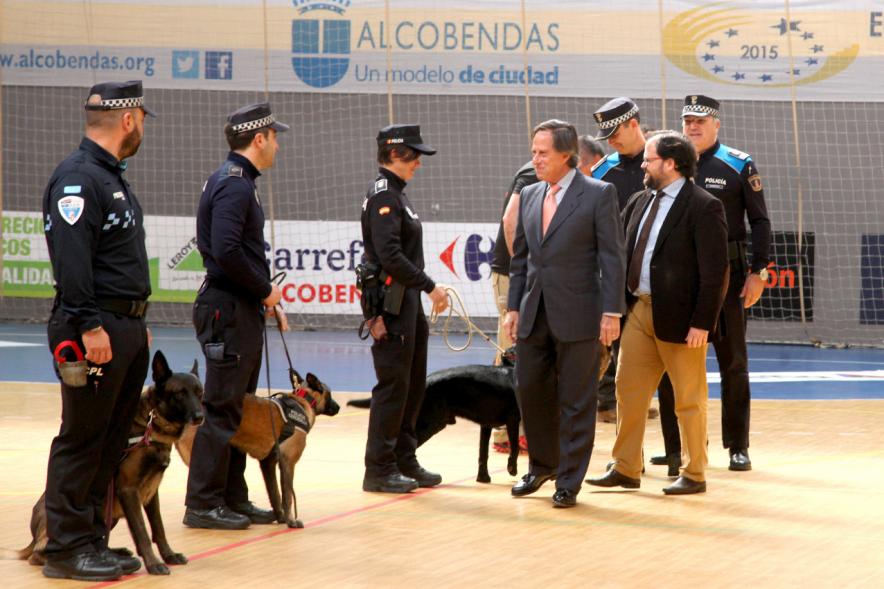 Iª Exhibición de la Unidad Canina de la Policía Local - Imagen del alcalde García de Vinuesa y otras personas saludando a los policías que han participado en la exhibición.