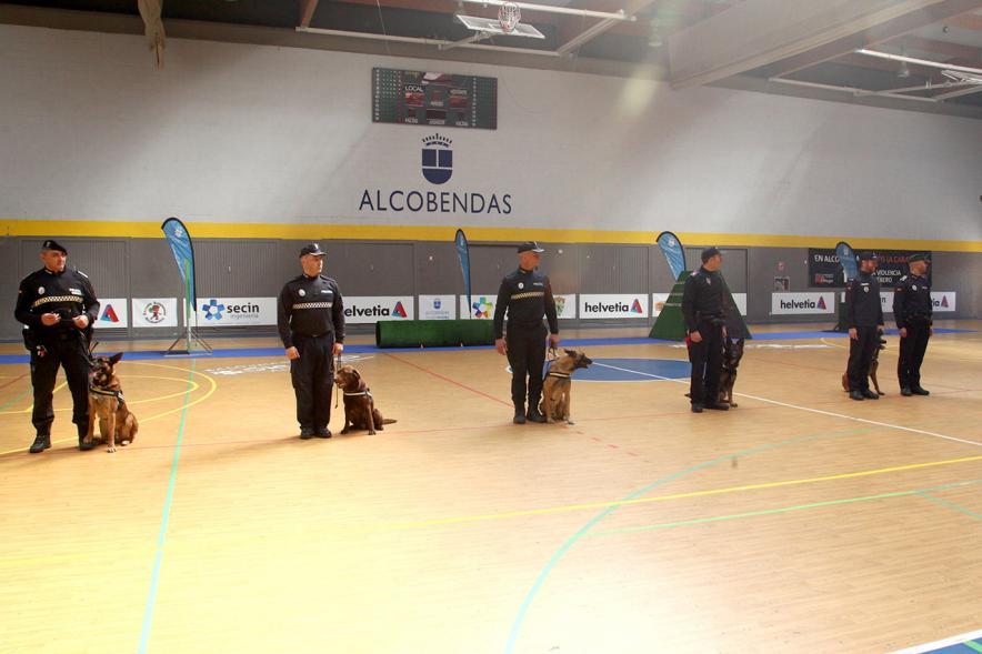 Iª Exhibición de la Unidad Canina de la Policía Local - Imagen de los policías y sus perros en formación.