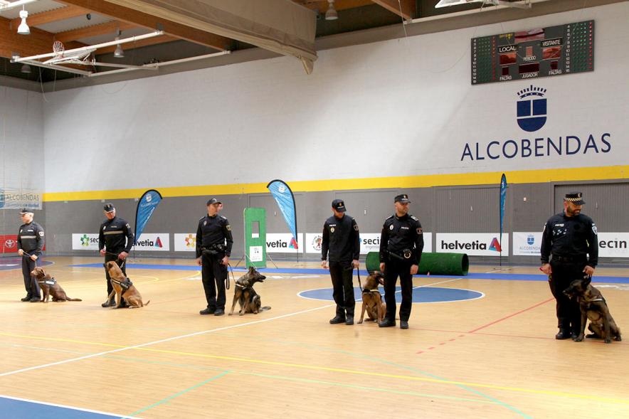Iª Exhibición de la Unidad Canina de la Policía Local - Imagen de los policías y sus perros en formación.