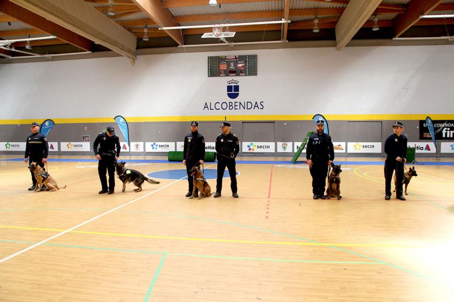 Iª Exhibición de la Unidad Canina de la Policía Local - Imagen de los policías y sus perros en formación.