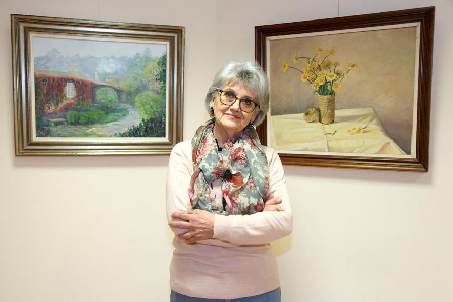 Semana Cultural Xuntanza de Galegos - Inauguración Exposición de Pintura de Esperanza Bouzas - Imagen de Esperanza Bouzas posando delante de sus cuadros.