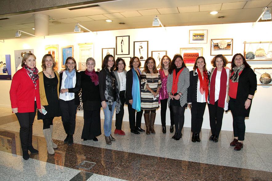 Inauguración Exposición IlusionARTizate - Imagen de mujeres posando delante de los cuadros expuestos.