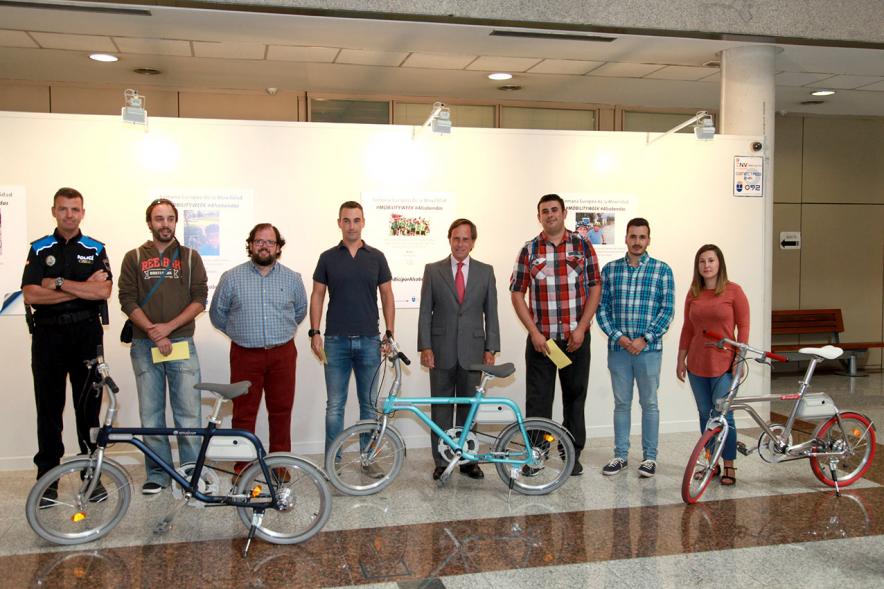 Inauguración y Entrega de Premios Hazte un Selfie en Bici - Posado de autoridades y premiados.
