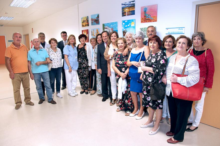 Inauguración Exposición Pintura en el Hospital Infanta Sofía - Imagen del alcalde García de Vinuesa y otras personalidades posando en la sala donde están expuestas las obras.