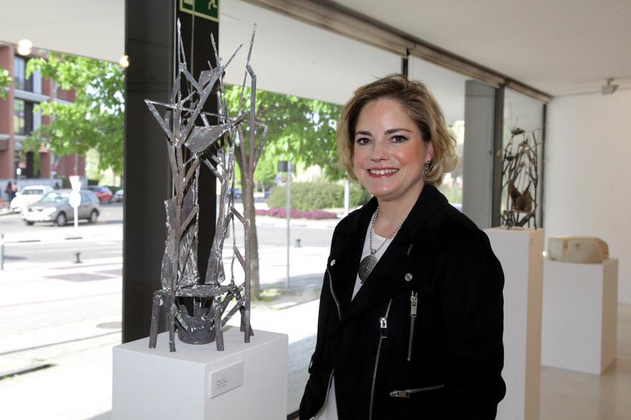 Diana García Roy, escultora. Posando con una de sus obras. 