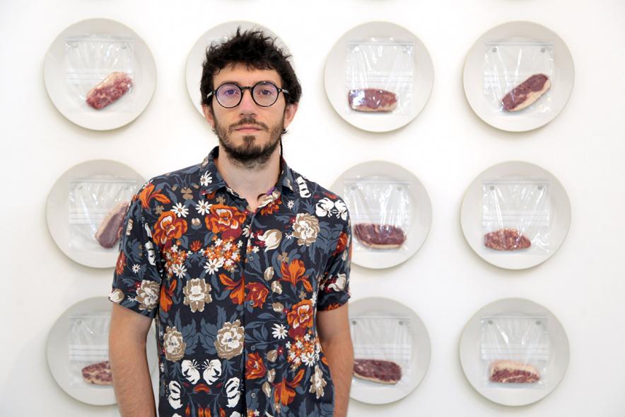  Manuel Franquelo-Giner - Artista, posando con una de sus obras. 