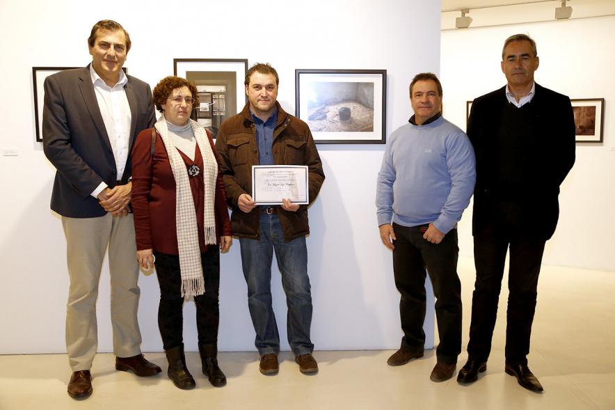 Exposición VIIº Concurso de Fotografía Ciudad de Alcobendas - Imagen  del ganador del concurso fotográfico, con su diploma y las personalidades asistentes al acto.