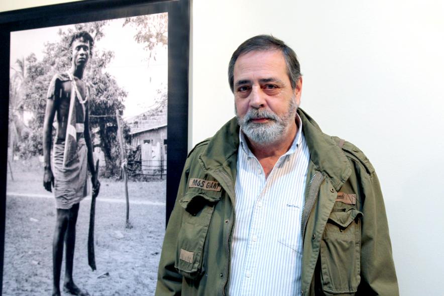 Fotógrafo Luis Sierra, junto a uno de sus trabajos. 