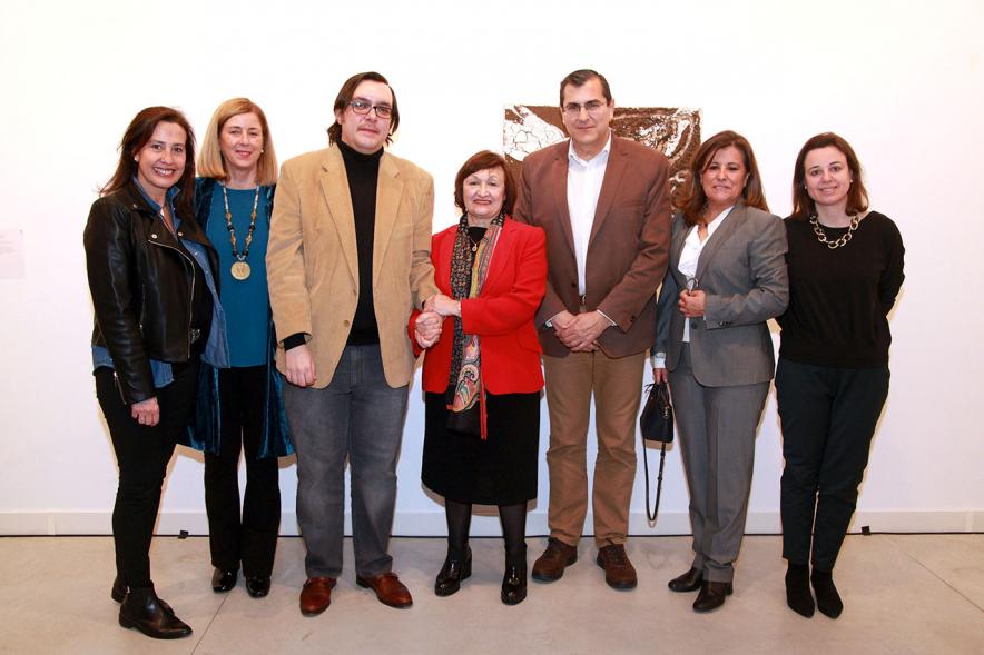 Inauguracion Exposición "La Idea de un Signo" - Colección Sánchez Ubiria - Imagen de varias personas posando delante de los cuadros.