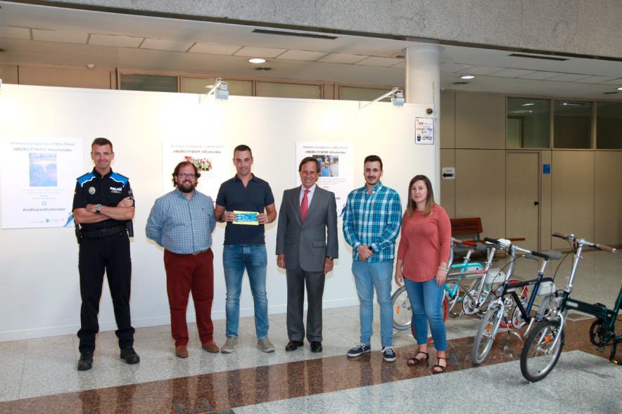 Inauguración y Entrega de Premios Hazte un Selfie en Bici - Las autoridades con un premiado.