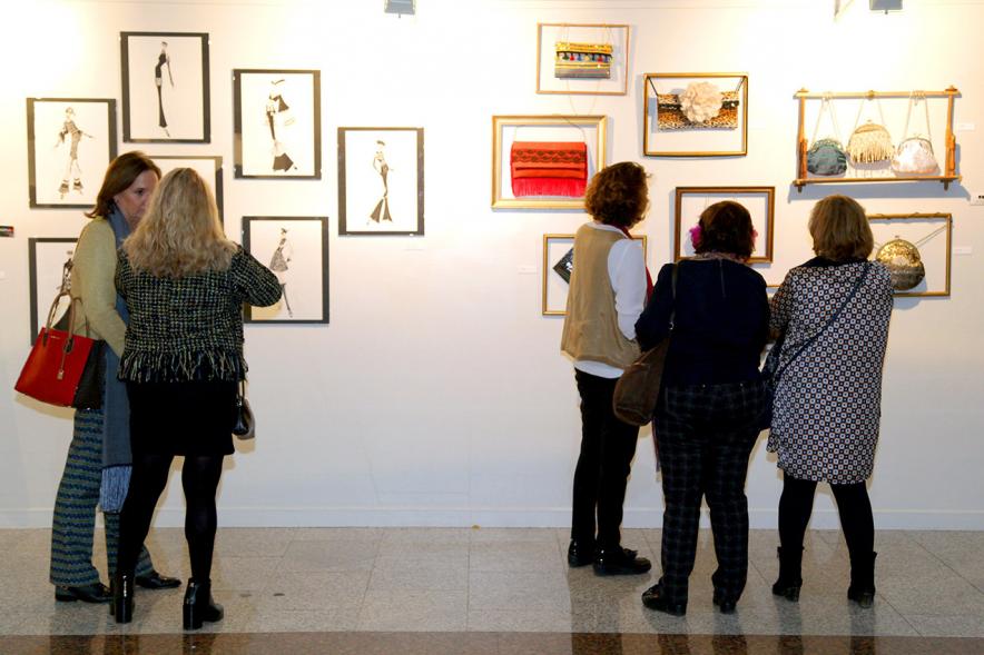 Inauguración Exposición IlusionARTizate - Imagen de personas mirando algunos de los cuadros de exposición.