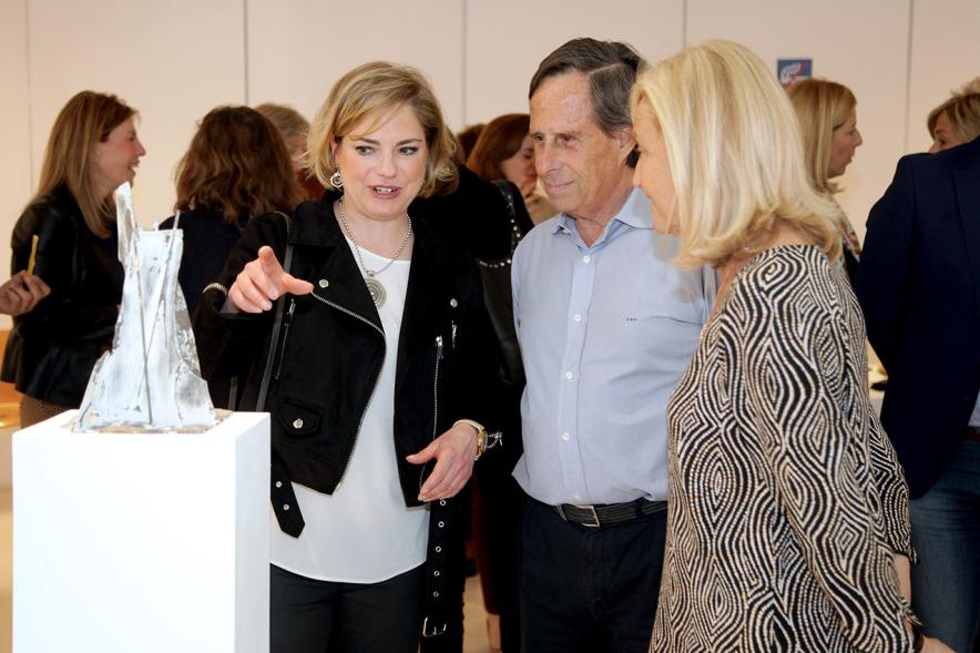 Diana García Roy, escultora y Autoridades en la Exposición. 