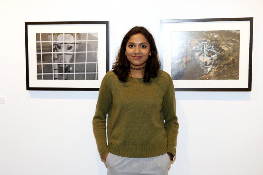 Exposición VIIº Concurso de Fotografía Ciudad de Alcobendas - Imagen de una de las participantes en el concurso delante de su obra.