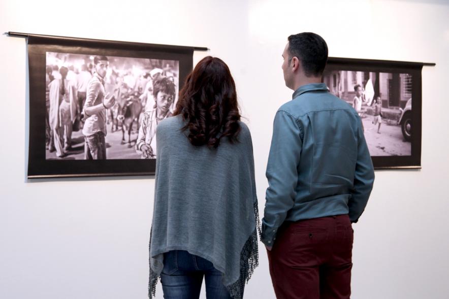 Inauguración Exposción de Luis Sierra en el Patio de Encuentros - Dos visitantes y la obra.