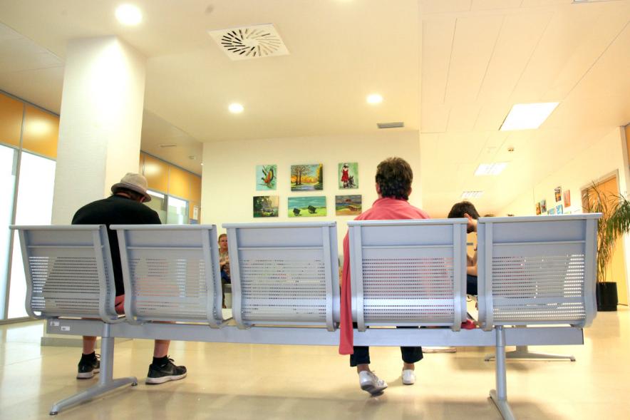 Inauguración Exposición Pintura en el Hospital Infanta Sofía - Imagen sala del hospital donde al fondo se pueden ver algunos de los cuadros expuestos.