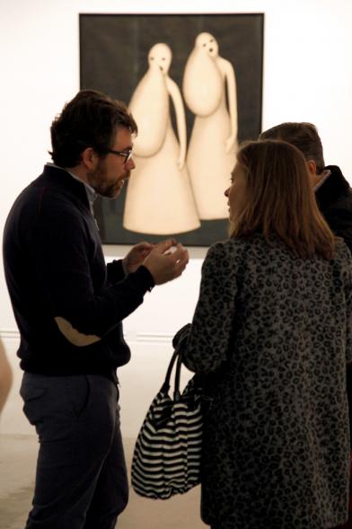 Inauguración Exposición "Aflicción" de Rosalía Banet - Imagen de personas mirando los cuadros de la exposición.