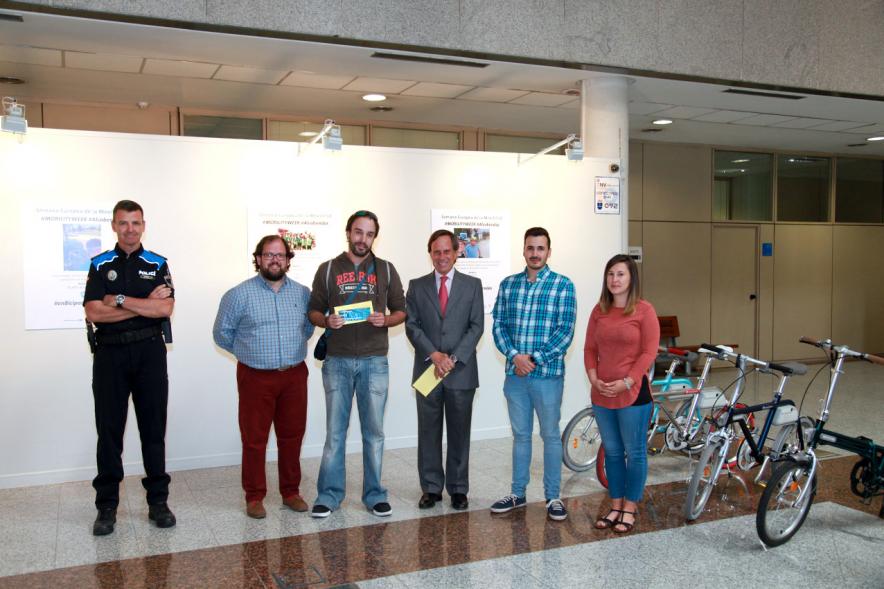 Inauguración y Entrega de Premios Hazte un Selfie en Bici - Las autoridades junto a un premiado.