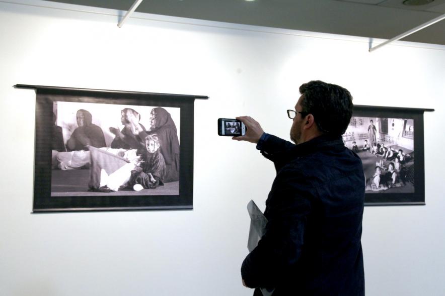 Inauguración Exposción de Luis Sierra en el Patio de Encuentros - Plano de la obra y una visita.