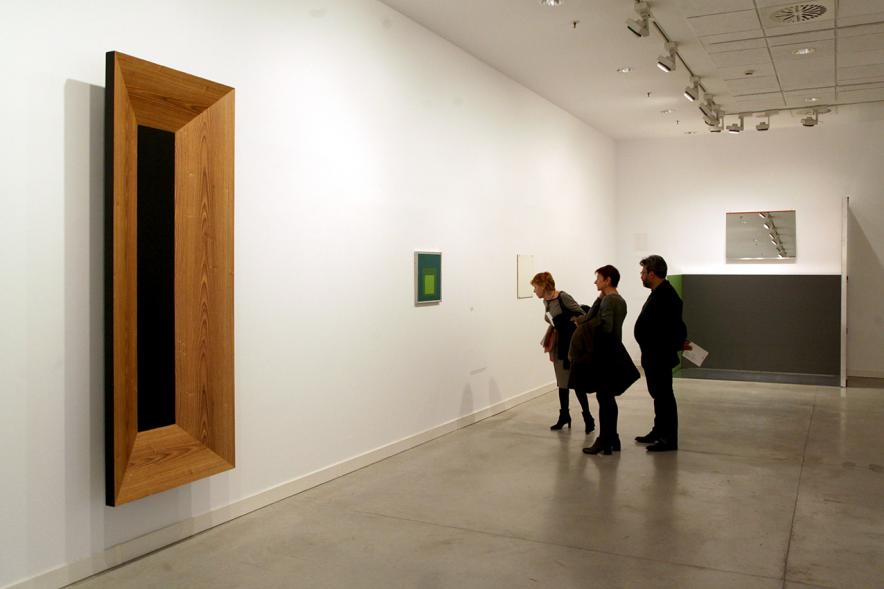 Visitantes en la exposición. 