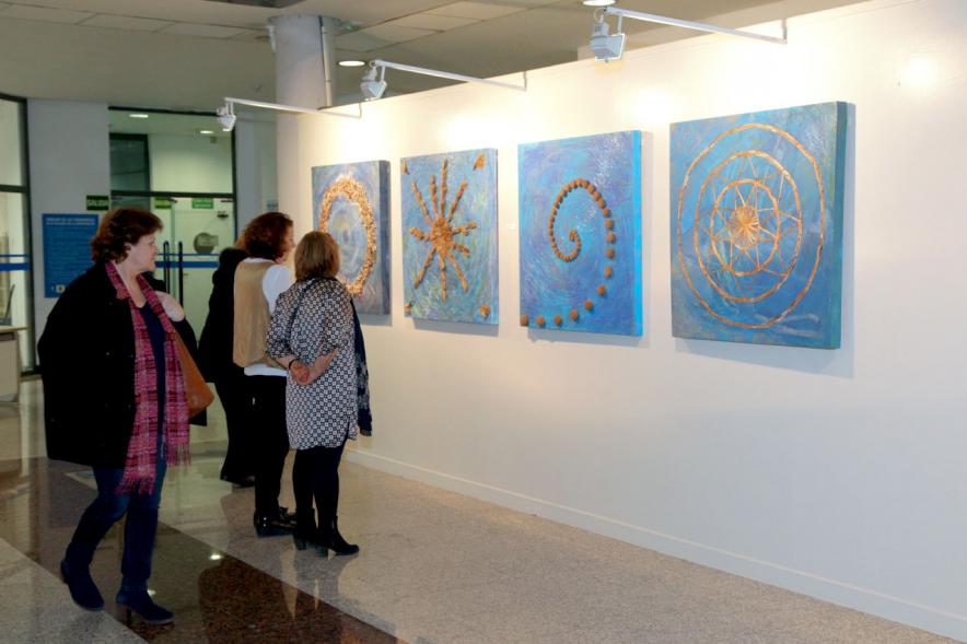 Inauguración Exposición IlusionARTizate - Imagen de personas mirando algunos de los cuadros de exposición.