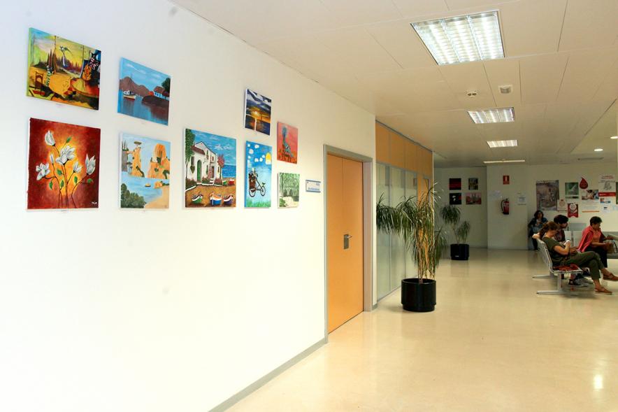 Inauguración Exposición Pintura en el Hospital Infanta Sofía - Imagen sala del hospital donde se pueden ver algunos de los cuadros expuestos.